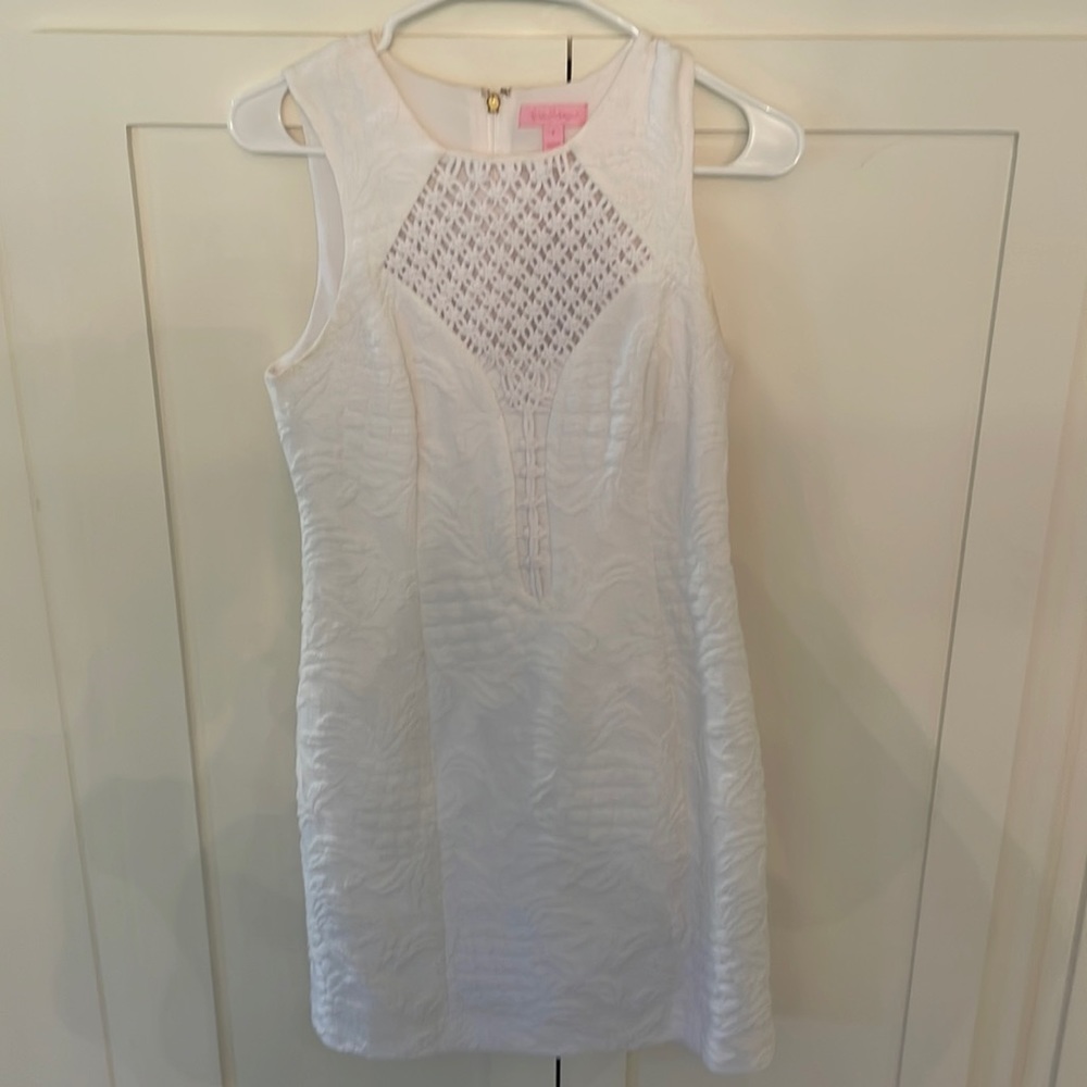 This is a white lily Pulitzer dress in a size 4